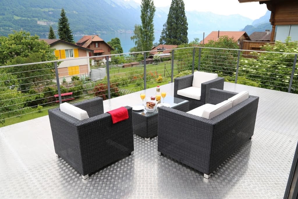 Décoration de balcon et de terrasse : stores et tissus adaptés aux extérieurs