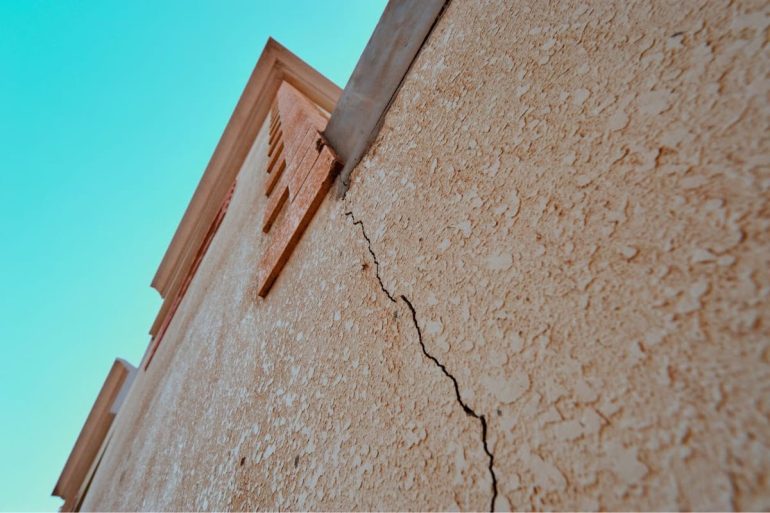 Fissures et sols argileux : comment le risque RGA fait chuter la valeur d'un bien immobilier