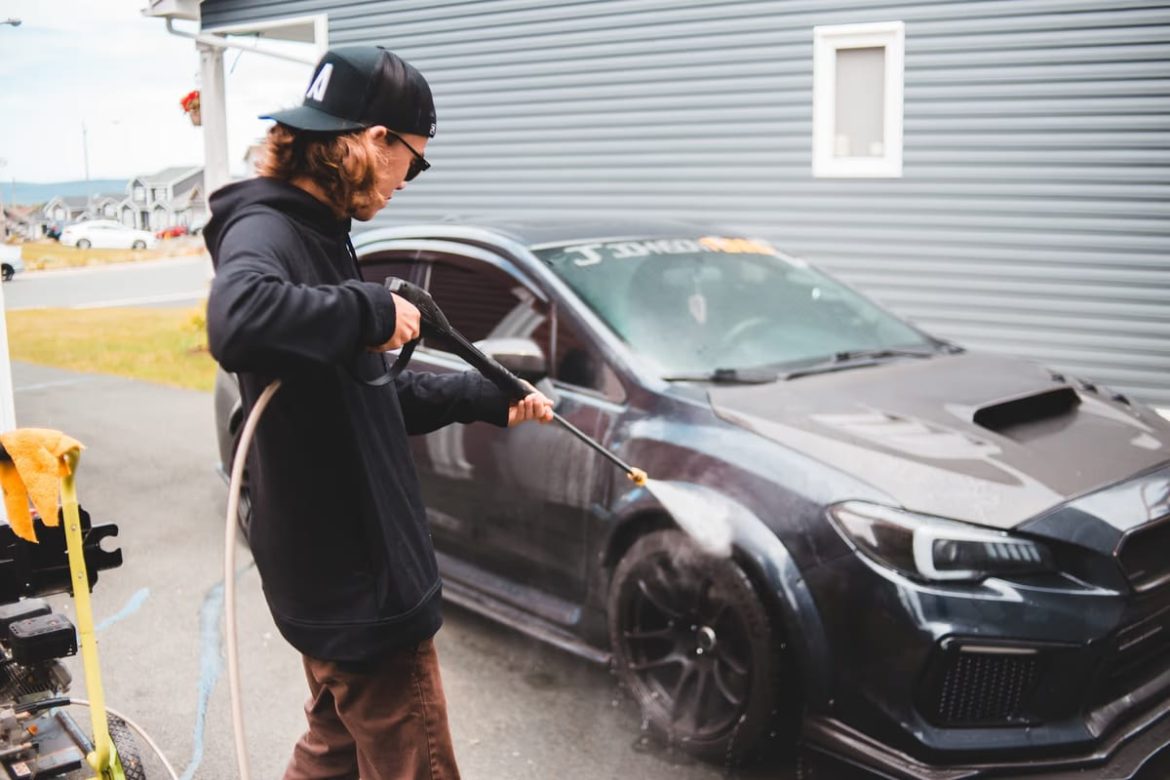 Lavage à pression : cinq idées reçues qui coûtent cher aux propriétaires