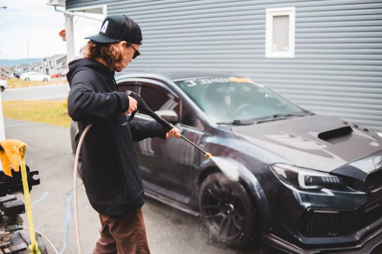 Lavage à pression : cinq idées reçues qui coûtent cher aux propriétaires