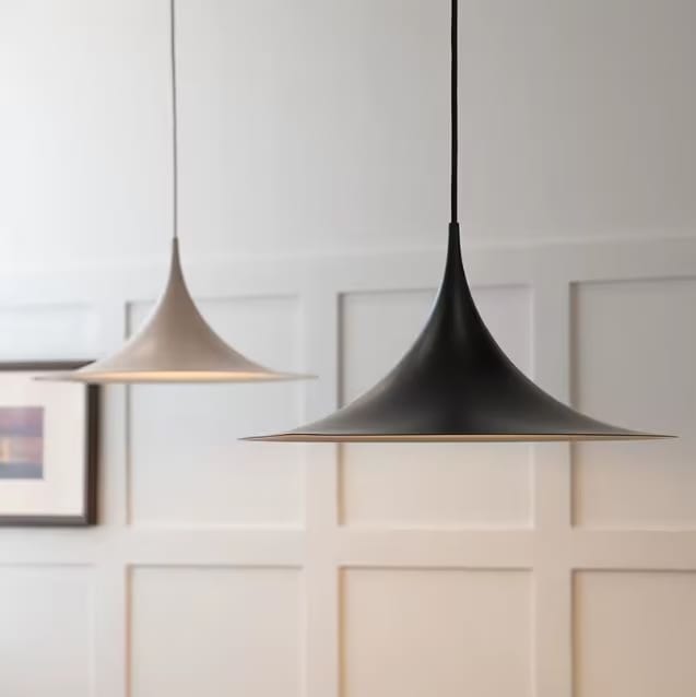 La suspension chapeau, ou l’art de faire descendre la lumière sans exposer toute la pièce